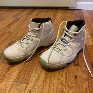 NIKE JORDANS WHITE RETRO